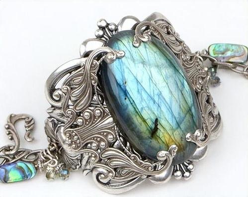 古典(dian)與(yu)現代(dai)的交(jiao)融 探索(suo)珠(zhu)寶(bao)設計中的(de)多元素材與(yu)璀(cui)璨風(feng)采