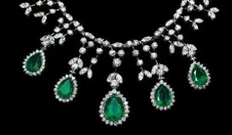 佩戴珠寶(bao)首(shou)飾的(de)優(you)雅(ya)之道(dao) 實用(yong)註意(yi)事(shi)項全解(jie)析(xi)