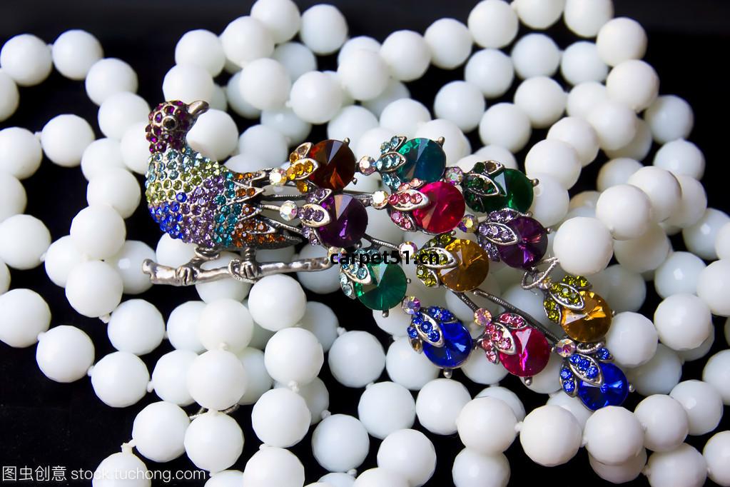 從服(fu)裝(zhuang)到(dao)玉(yu)器(qi) 珠(zhu)寶首(shou)飾中的(de)東(dong)方美學與當代(dai)風(feng)尚(shang)